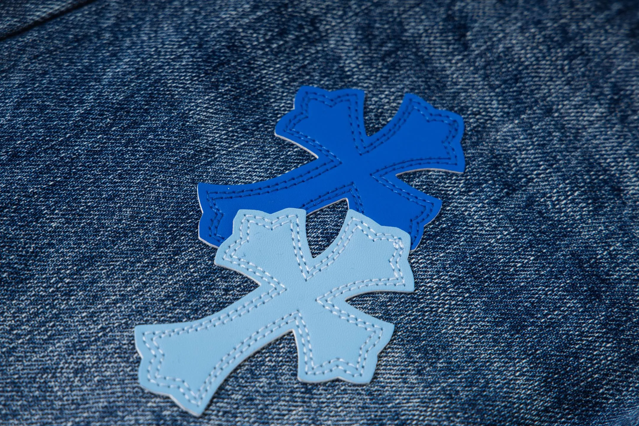 P260 Chrome Hearts Miami Limited Pants Blue Leather Cross Couple Jeans are a hot trend this season and are sought after by countless celebrities and fashionistas. The neat details of the cutting process add color to the playful fashion! The neat and meticulous design, and the well-fitting structure is unique. The upper body not only has outstanding recognition, but also looks younger and younger. A style with the ultimate wearing meaning and performance, gorgeous color matching, and the craftsmanship of this style is also extremely extraordinary. After the finished product is washed, it is disassembled and hand-made with sheepskin cross leather and then spliced ​​together to complete. The whole piece has too many craftsmanship to describe. It is decorated with patchwork cross flowers and high-waisted washed jeans! ! Absolutely high-end luxury product, a god-level single product, a super popular product, made by top heavy industry, a magic weapon that cannot be missed to hit the streets. Style number: 1832 Size: 28 30 32 34 36 Color: blue